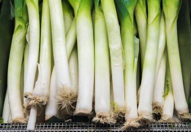 Süpermarkette, markette, manavda tezgahta taze pırasa pankartı.