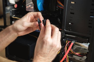 Adam bir bilgisayar sistemini tamir ediyor, parçaları, video kartı ve sabit diski değiştiriyor. Bilgisayar Onarım Sihirbazı.