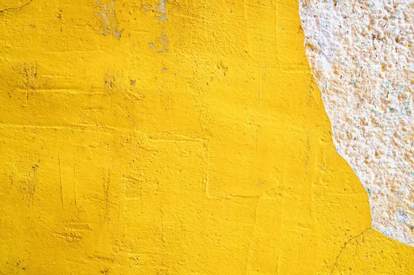 Бетонна жовта кольорова текстура поверхні стіни. Абстрактний гранжевий яскравий кольоровий фон зі старінням. Копіспазмі . — стокове фото