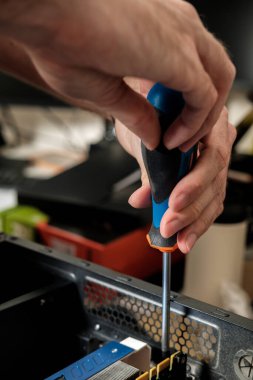 Adam bir bilgisayar sistemini tamir ediyor, parçaları, video kartı ve sabit diski değiştiriyor. Bilgisayar Onarım Sihirbazı.