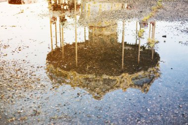 Terk edilmiş yaşlı bir çocuk atlıkarıncada yansıma..