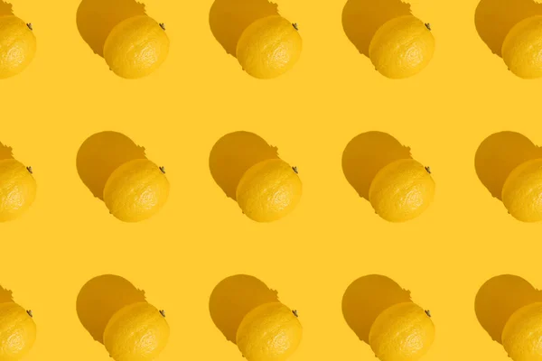 노란 배경에 단단 한 그림자가 있는 레몬 전체의 본. 여름, 과일, 비타민의 개념. — 스톡 사진