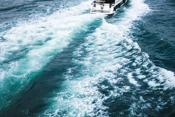 Havs- eller havsvågor ytstruktur. Abstrakt sommar blått vatten bakgrund med stänk av havsskum. — Stockfoto