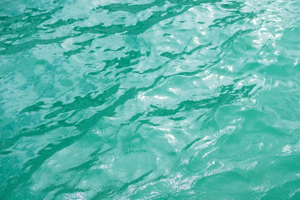 바다나 파도가 표면의 질감을 낸다. 여름의 울창 한 푸른 물 과 거품을 일으키는 물보라. — 스톡 사진