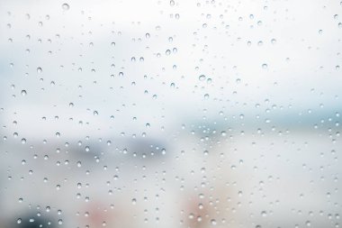 Cam pencerenin yüzeyinde su damlacıkları var. Soyut parlak arkaplan. Kopyalama alanı.