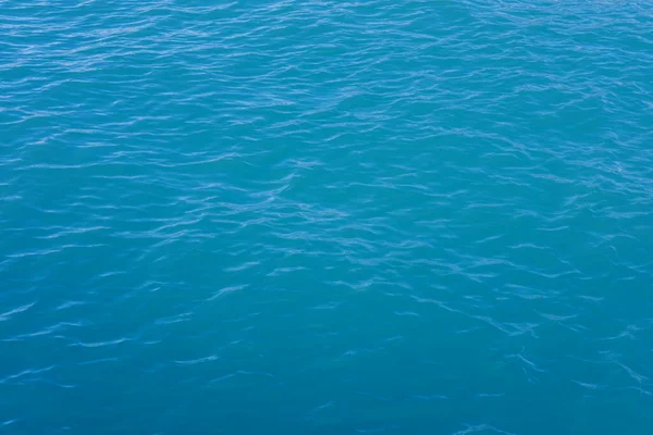 Textura del mar o el océano con olas de cordero blanco rodando a la orilla . —  Fotos de Stock