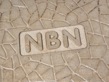 Yeni bir yol kenarında çukur NBN açıklamalarıyla