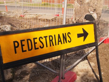 Yol çalışmaları yanı sıra trafiğe kapalı işareti