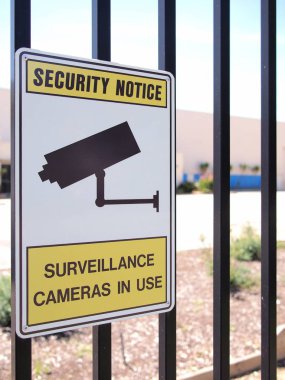 Kamera gözetim tabelada bir sanayi sitesi çelik bir çit