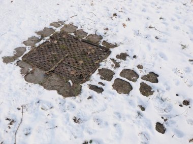 Dökme demir adam deliği kapağı