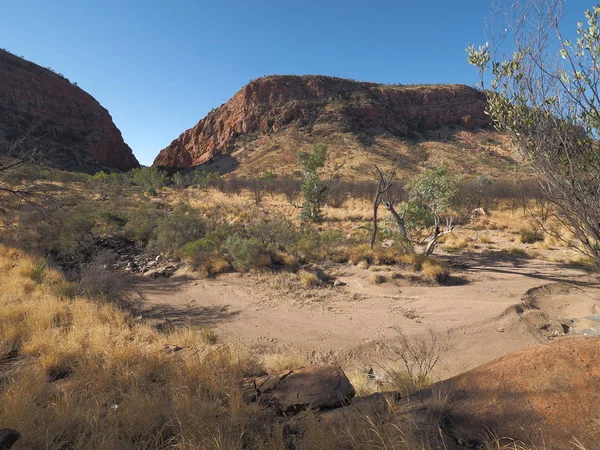 Sent på eftermiddagen outback i floden torr säng på Simpsons Gap Mcdonnell spänner — Stockfoto