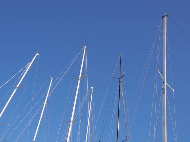 Mavi gökyüzü karşı yelkenli gemi direkleri