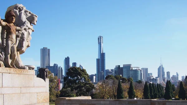 Statue de lion et Melbourne skyline — Photo