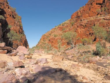 Ormiston Gorge kırmızı parlayan kayalıklarla ile