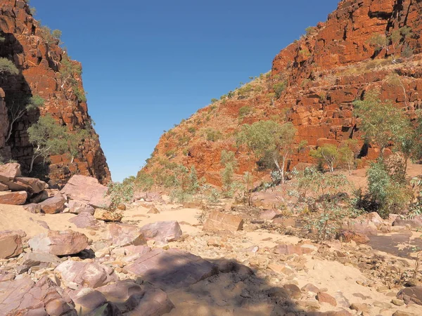 Ormiston Gorge with red glowing cliffs — Stock Photo, Image