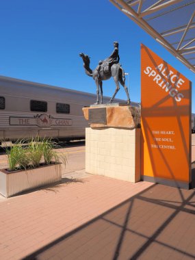 Alice Springs, Avustralya - 7 Eylül 2017: Yerel bir işareti ile Alice Springs terminalinde ünlü Ghan demiryolu