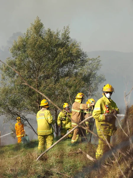 Μελβούρνη Αυστραλία Απριλίου 2018 Πυροσβέστες Ψεκασμό Νερό Μια Πυρκαγιά Μπους — Φωτογραφία Αρχείου