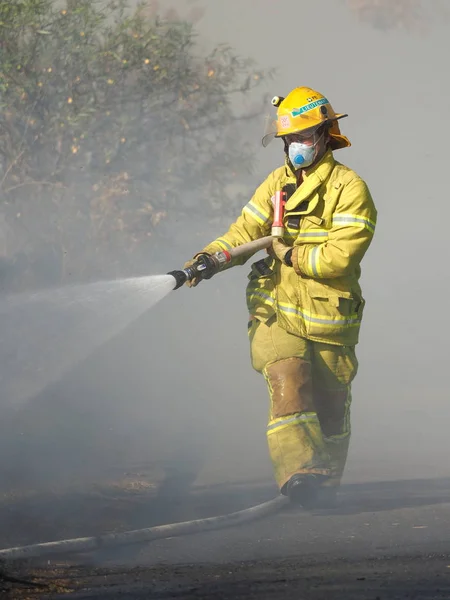 Melbourne Australia Kwietnia 2018 Fire Fighter Rozpylanie Wody Pożar Buszu — Zdjęcie stockowe