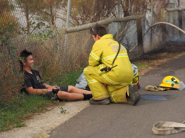消防士は ノックス都市メルボルンの郊外地域は 東のブッシュ火災中に制服なしピアに出席メルボルン オーストラリア 2018 — ストック写真