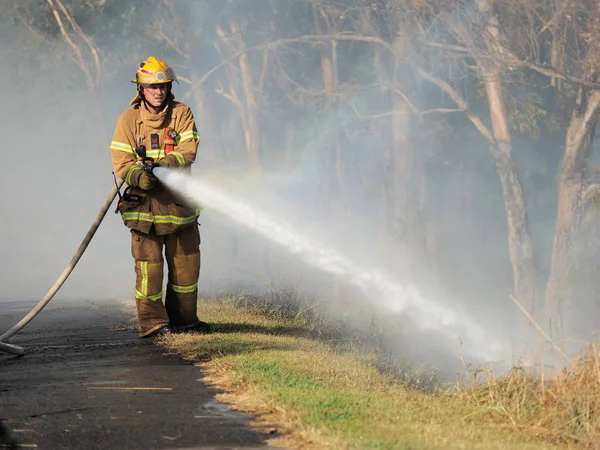 Melbourne Australia April 2018 Fire Fighter Spraying Water Bush Fire — Stock Photo, Image