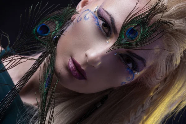 Ritratto di ragazza, modella con piume di pavone in studio . — Foto Stock