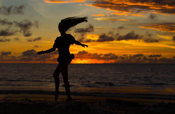 Девушка на закате у моря . — стоковое фото