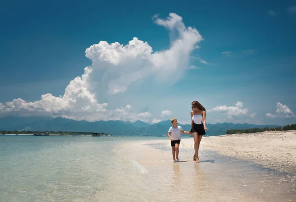 Μητέρα και γιος ξεκουραστούν μαζί στην παραλία από τον ωκεανό. — Φωτογραφία Αρχείου
