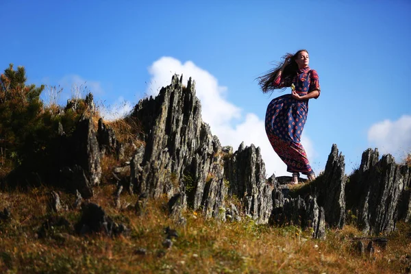 Dağlarda güzel elbiseli kız modeli. 