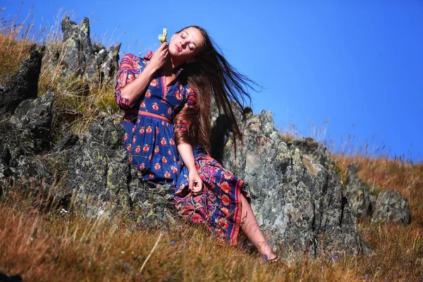 Mädchen Modell in einem schönen Kleid in den Bergen. — Stockfoto