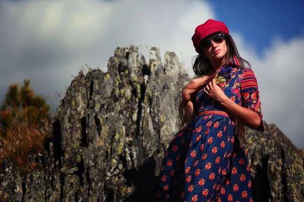 Mädchen Modell in einem schönen Kleid in den Bergen. — Stockfoto