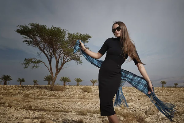 Modelo menina em um vestido preto e um lindo cachecol posando no — Fotografia de Stock