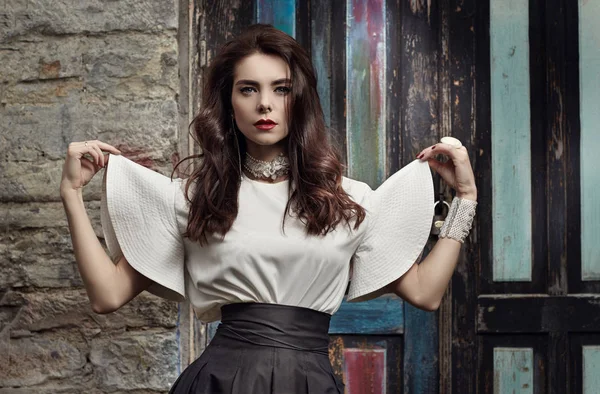 Retrato de um modelo de menina em um vestido bonito . — Fotografia de Stock