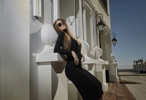 Model mit Sonnenbrille posiert im Hof. — Stockfoto