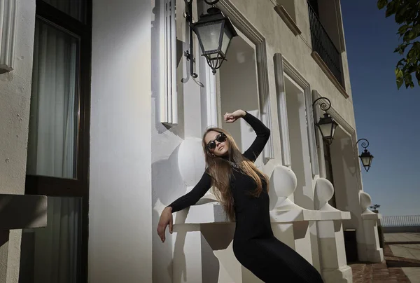 Modelo menina em óculos de sol posando no quintal . — Fotografia de Stock