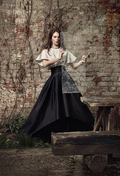 Retrato de um modelo de menina em um vestido bonito . — Fotografia de Stock