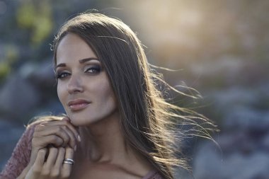 Açık havada ışığında kadın modeli Güzellik Portresi