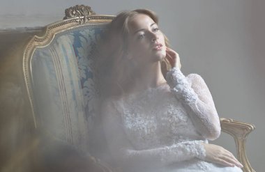 Model gelin güneş bir sandalyede oturan Studio.