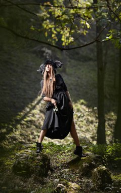 Model kız siyah elbise ve siyah şapka bir mistik yürüyüş 