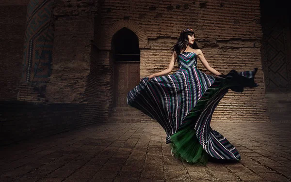 Kız, model, avlusunda bir güzel elbiseli kadın 