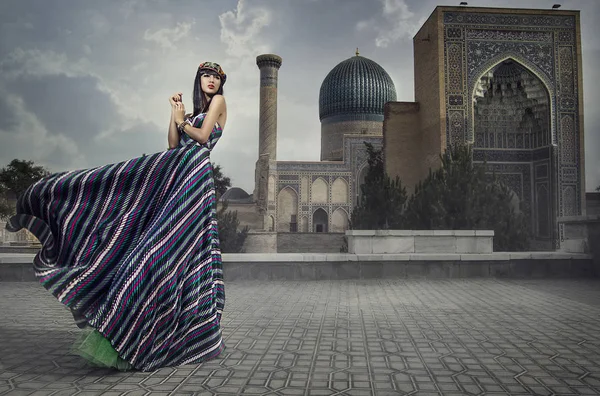 Kız, model, avlusunda bir güzel elbiseli kadın 