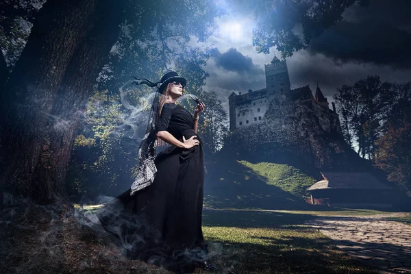 モデルは城と神秘的な煙の中庭を歩く — ストック写真