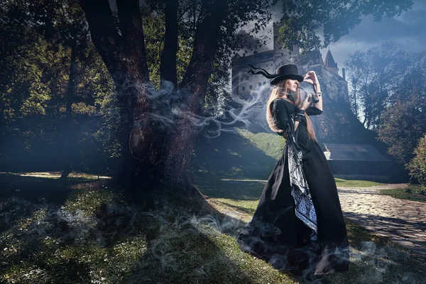 Kale ve mistik sigara avluda modeli yürür 