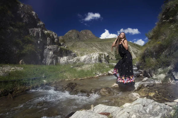 Modelo menina em um vestido bonito nas montanhas . — Fotografia de Stock