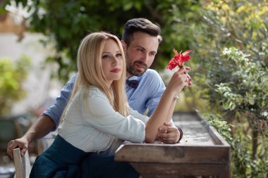 sevgi dolu bir çift bir parkta portresi. 