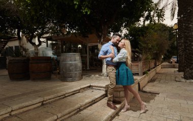 sevgi dolu bir çift bir parkta portresi. 