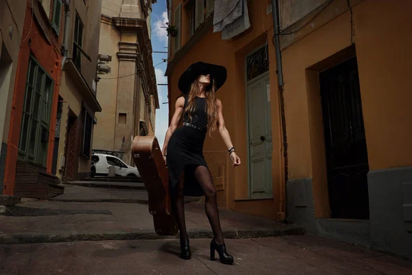 Девушка модель в красивом, модном наряде на улице в т — стоковое фото