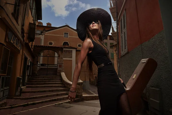 Mädchen Modell in einem schönen, modischen Outfit auf der Straße in t — Stockfoto