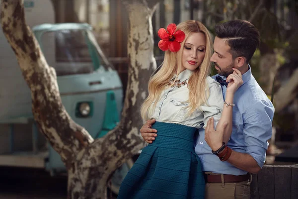 Retrato de una pareja amorosa en un parque . —  Fotos de Stock