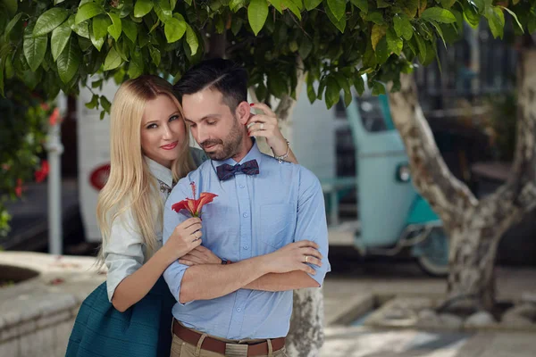 Retrato de um casal amoroso em um parque . — Fotografia de Stock