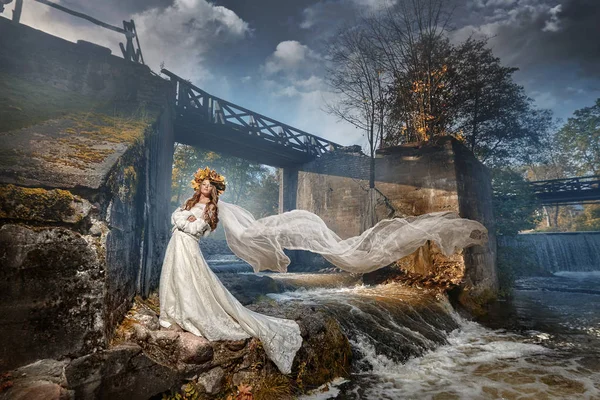 Sevgi dolu bir çift, bir erkek ve bir kız bir çiçek bahçesinde. İlişkiler, Aile, evlilik, aşk.